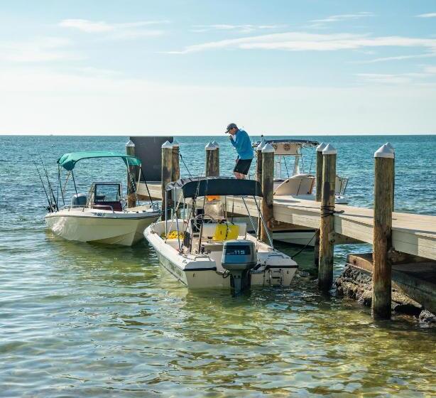 فندق على الطريق Edgewater Lodge