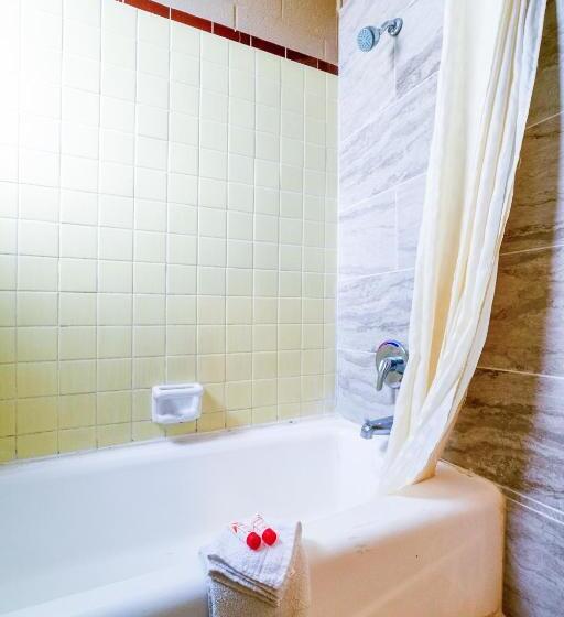 فندق على الطريق Esquire Inn