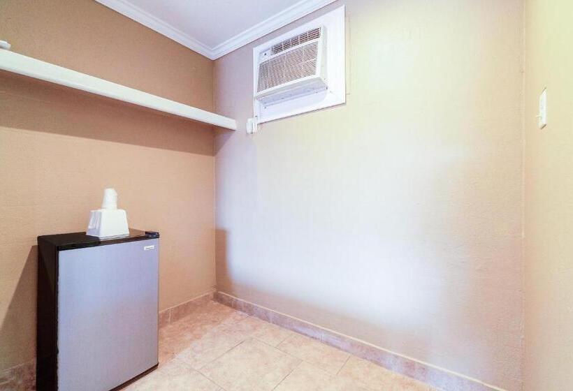 فندق على الطريق Esquire Inn