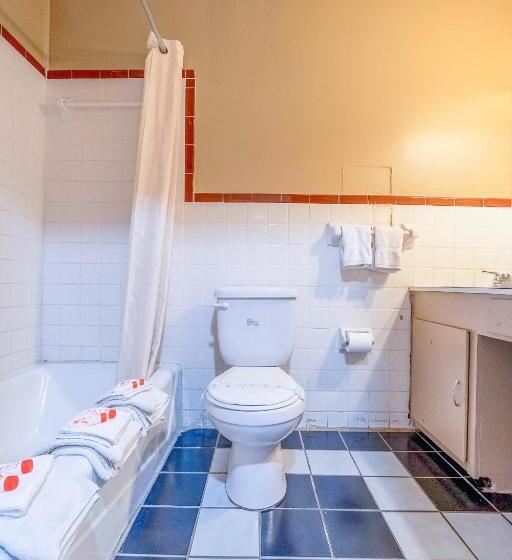 فندق على الطريق Esquire Inn