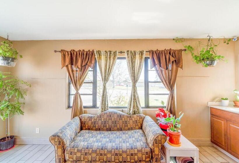 فندق على الطريق Esquire Inn