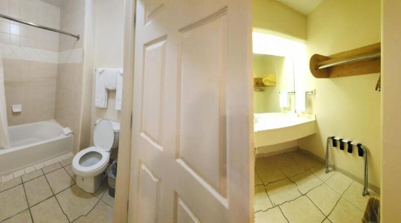 فندق على الطريق Flamingo Inn