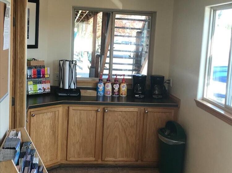 فندق على الطريق Green Gables Inn