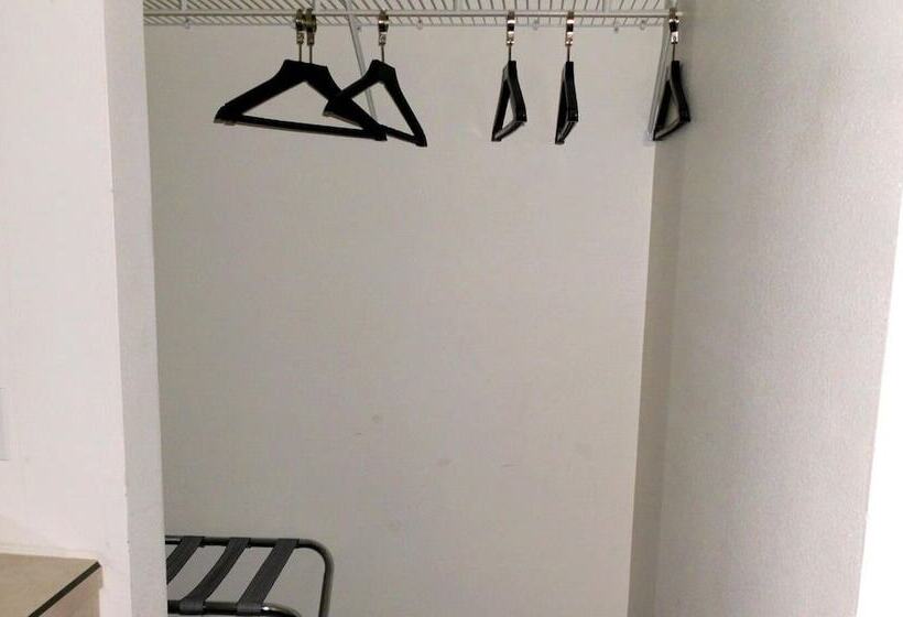 فندق على الطريق Green Gables Inn