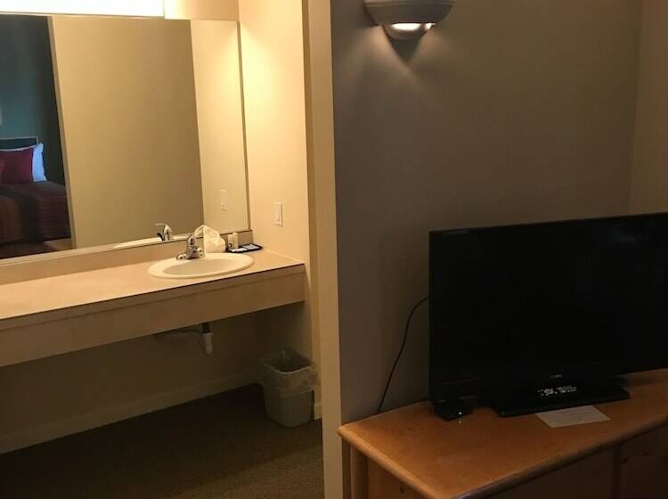 فندق على الطريق Green Gables Inn