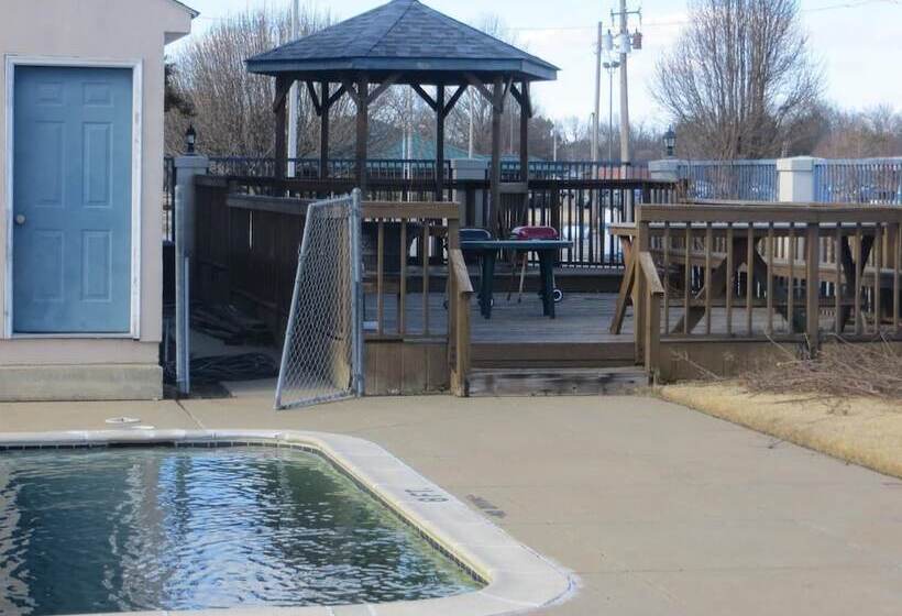 モーテル Hallmarc Inn