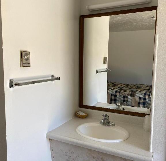 فندق على الطريق Holiday Lodge