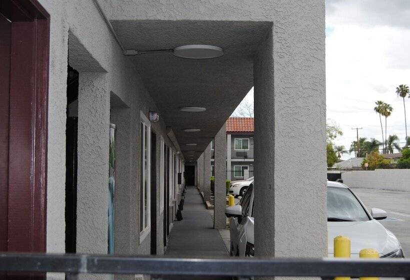 모텔 La Puente Inn