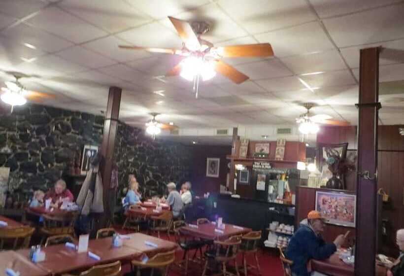 모텔 Mid Town Western Inn