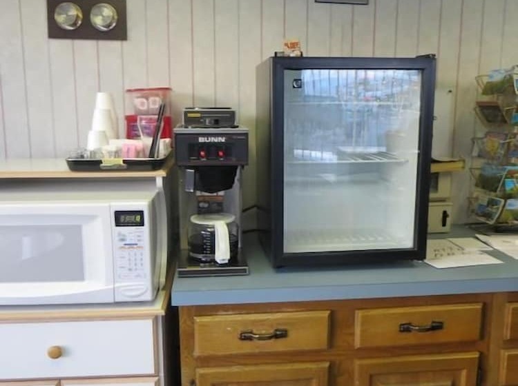 모텔 Mid Town Western Inn