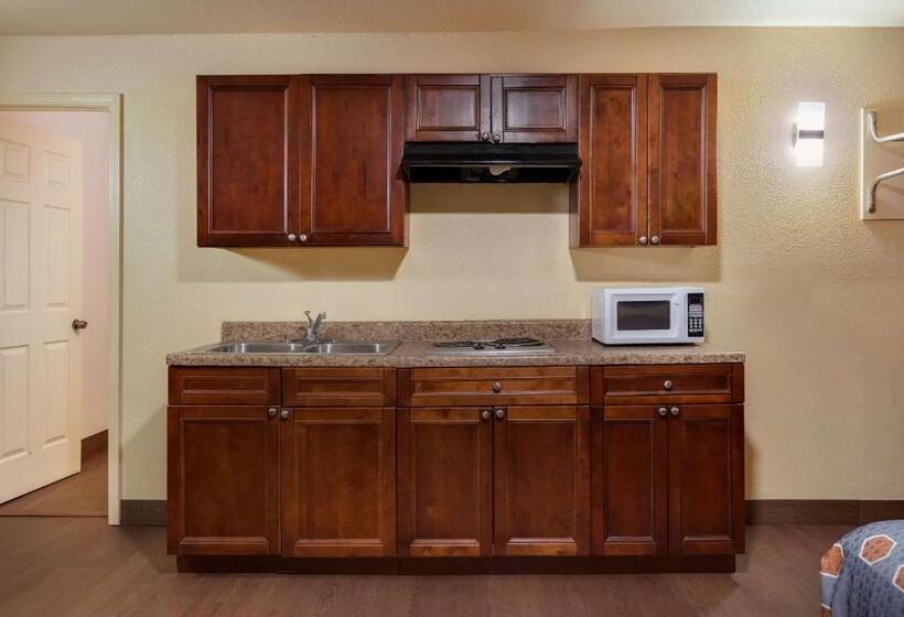 מוטל Rodeway Inn & Suites East