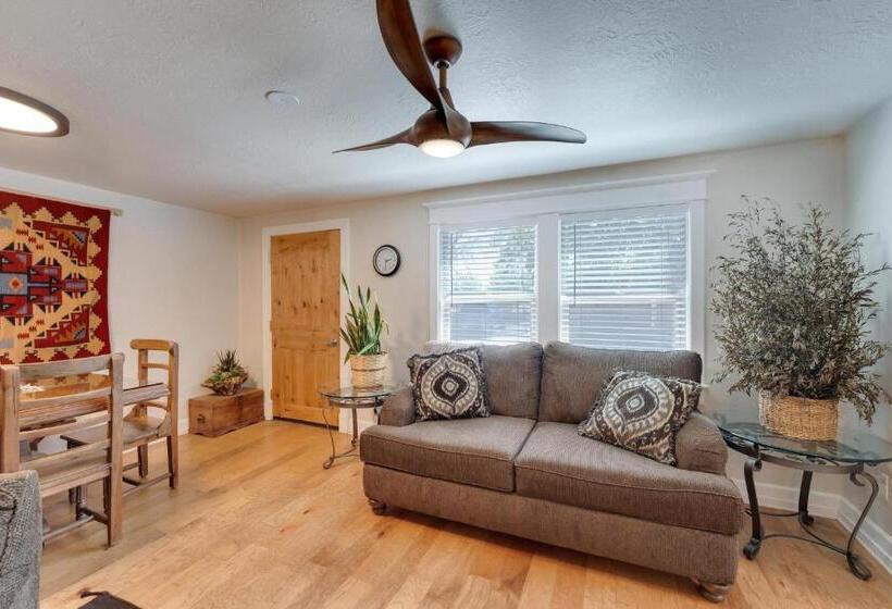 فندق على الطريق Stone Lizard Lodge