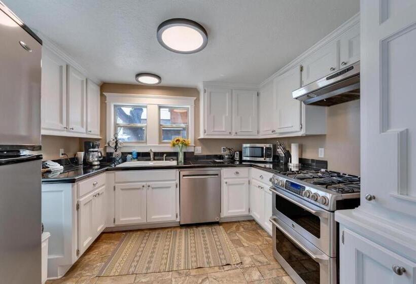 فندق على الطريق Stone Lizard Lodge