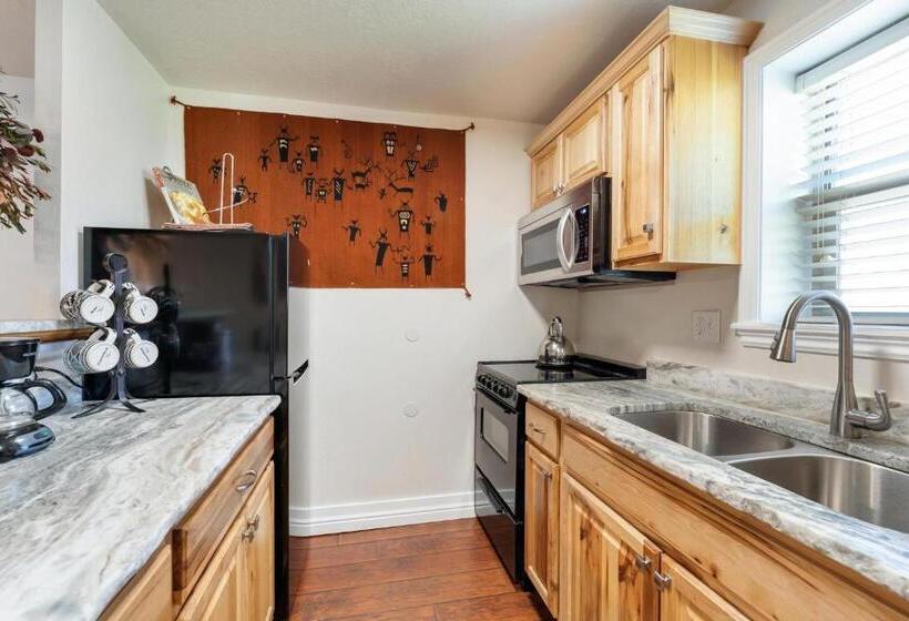 فندق على الطريق Stone Lizard Lodge