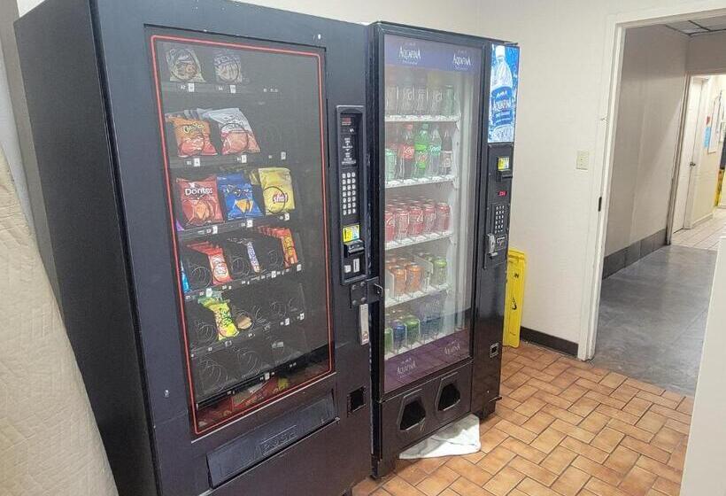 汽车旅馆  Studio 9 Inn & Suites