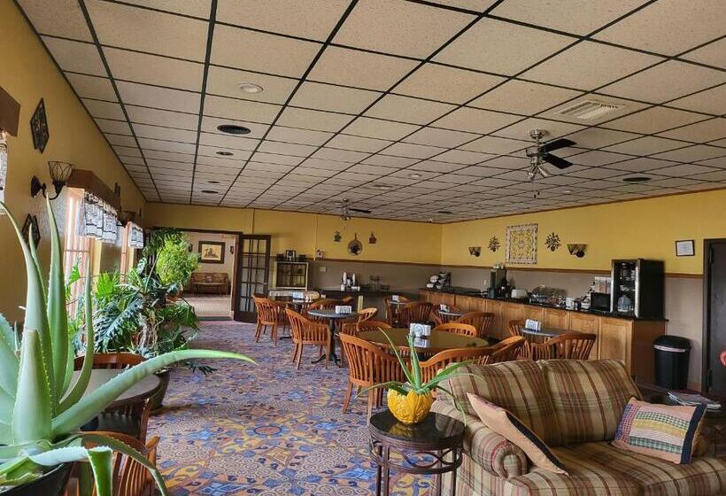 Мотель The Lodge At Russell   Russell Inn