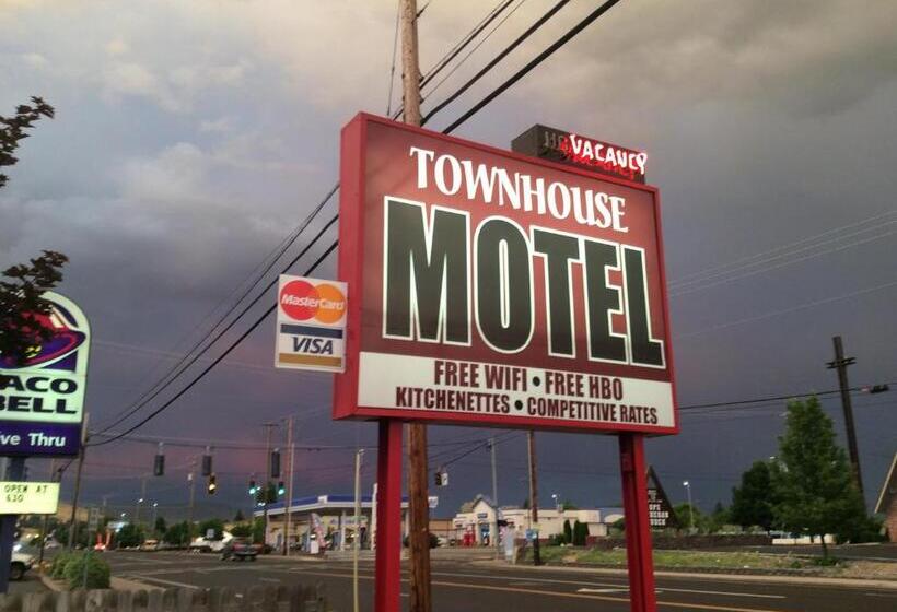 فندق على الطريق Townhouse Inn & Suites