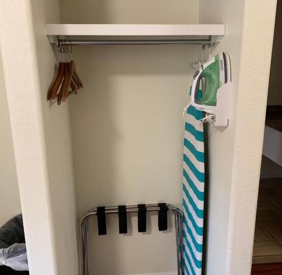 فندق على الطريق Townhouse Inn & Suites