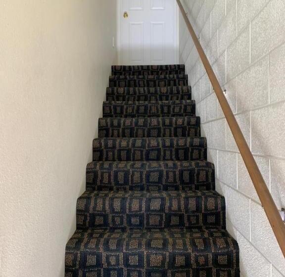 فندق على الطريق Townhouse Inn & Suites