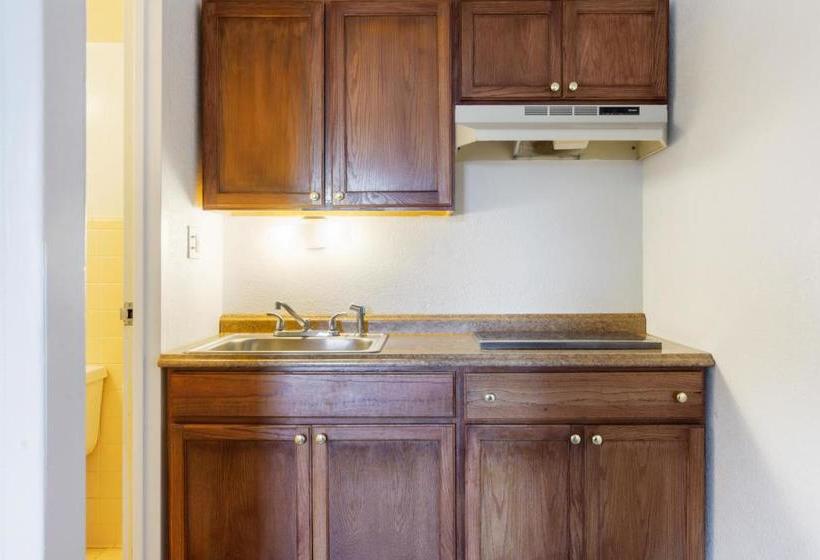 فندق على الطريق Traveler's Place Inn & Suites