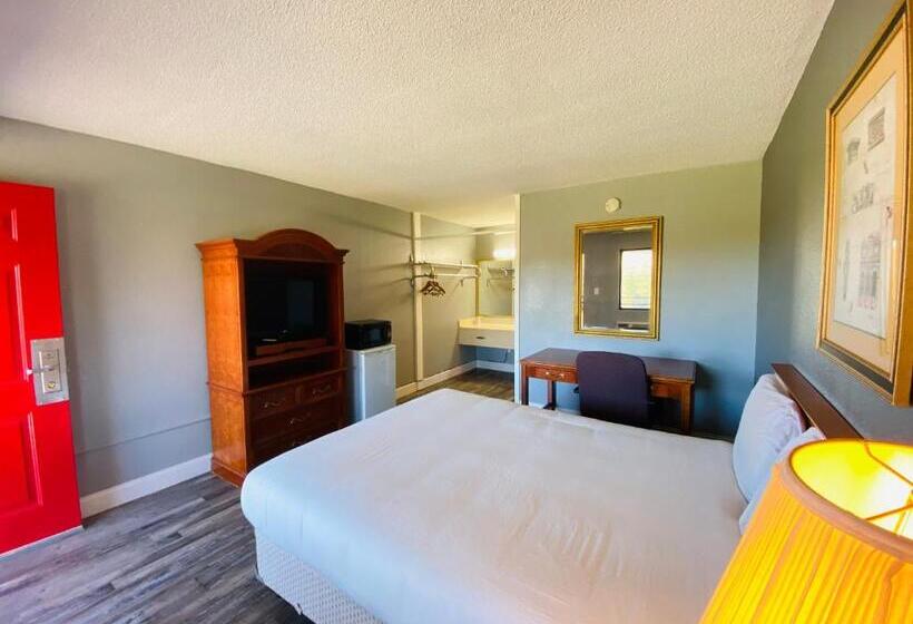 فندق على الطريق Traveler's Place Inn & Suites