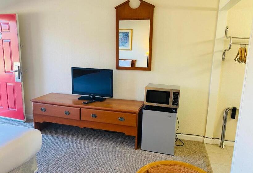 فندق على الطريق Traveler's Place Inn & Suites