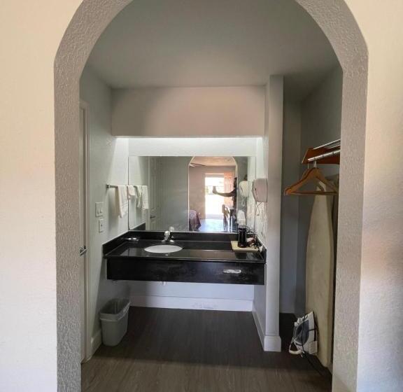 فندق على الطريق Western Inn