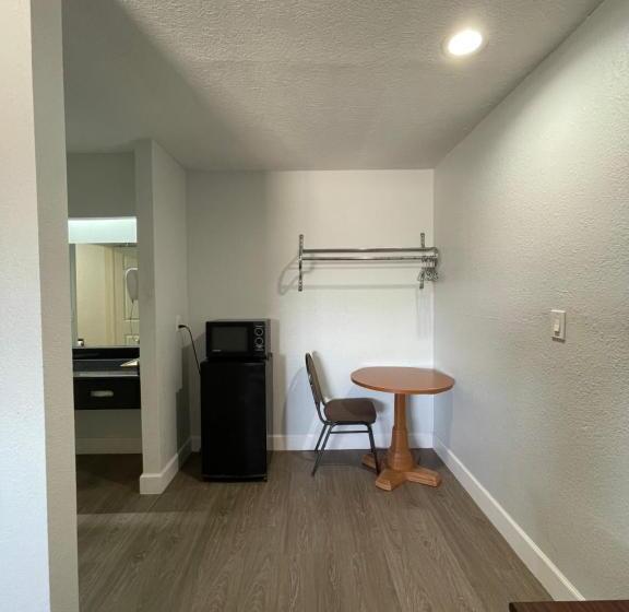 فندق على الطريق Western Inn