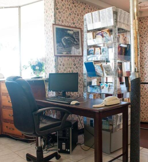 Nassau Holiday Motel