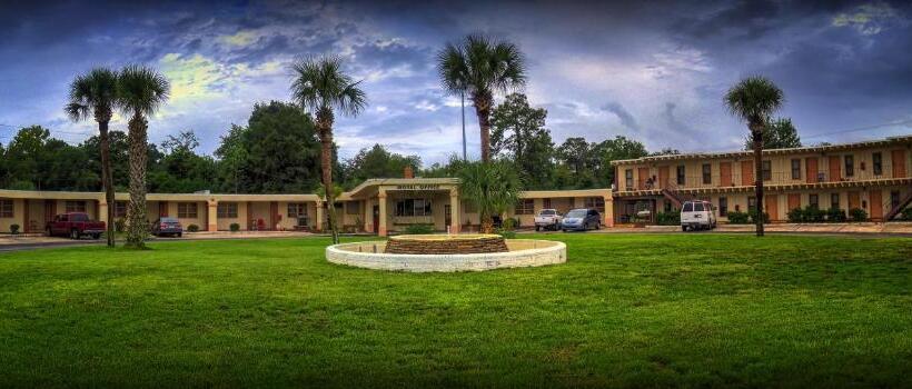 Nassau Holiday Motel