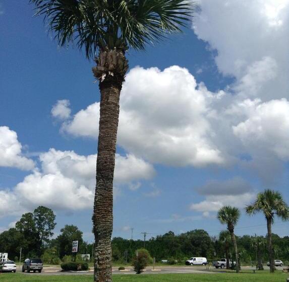 Nassau Holiday Motel