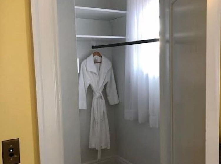 Pendleton House Historic Inn And B&b