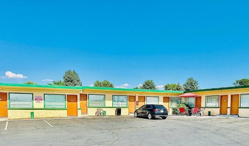 Sage N Sand Motel