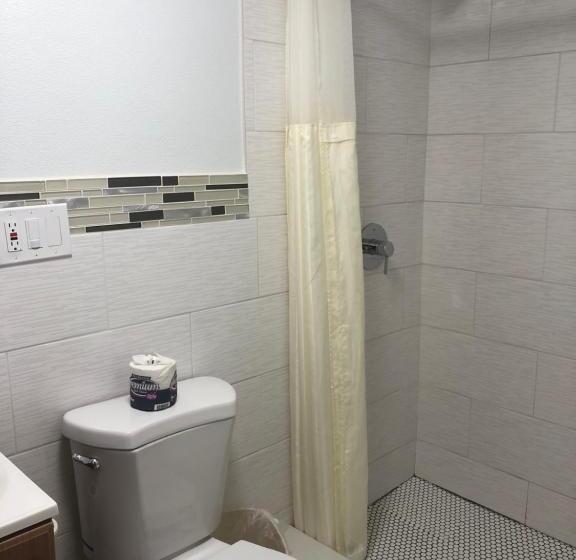 Seashell Motel And International Hostel