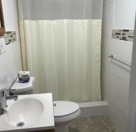 Seashell Motel And International Hostel