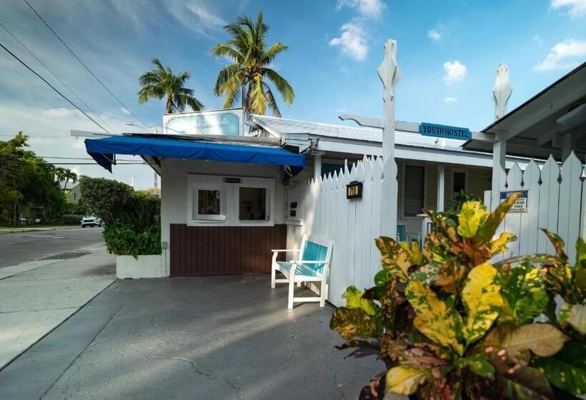 Seashell Motel And International Hostel