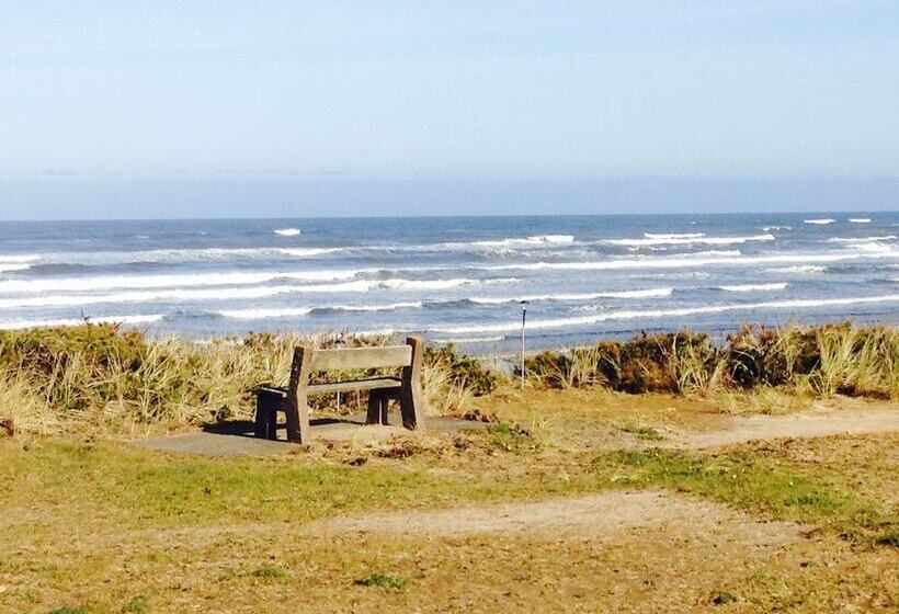 Tillicum Beach Motel   Formerly Deane S Oceanfront Lodge