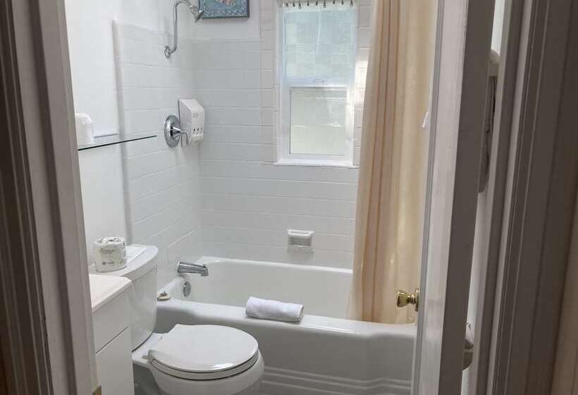 Tillicum Beach Motel   Formerly Deane S Oceanfront Lodge