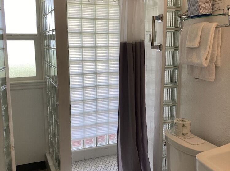 Tillicum Beach Motel   Formerly Deane S Oceanfront Lodge