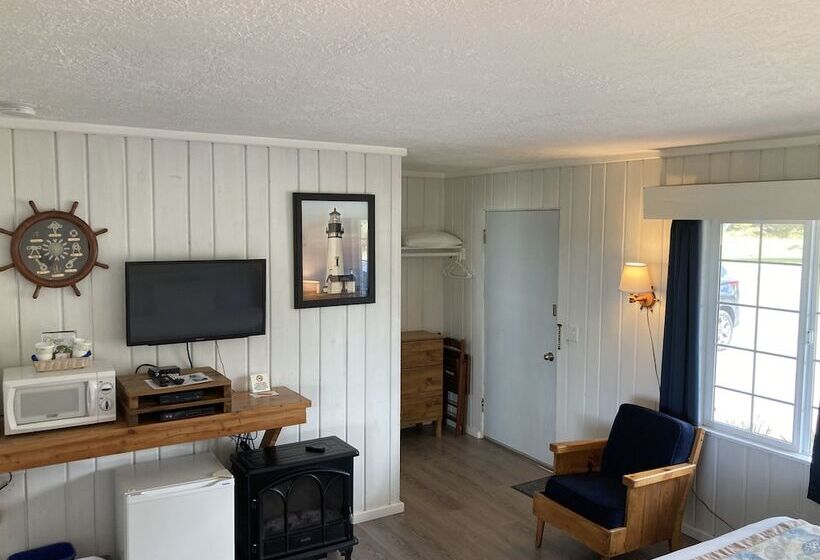 Tillicum Beach Motel   Formerly Deane S Oceanfront Lodge