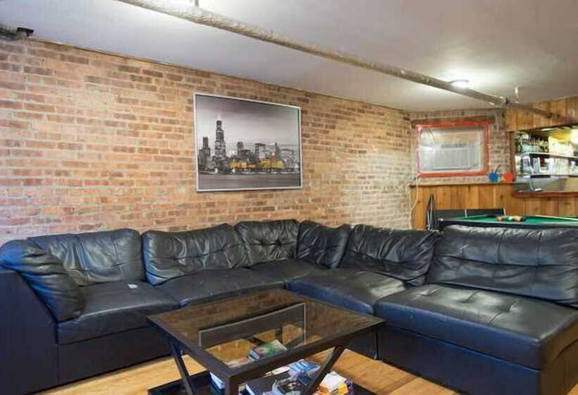 Wrigley Hostel   Chicago