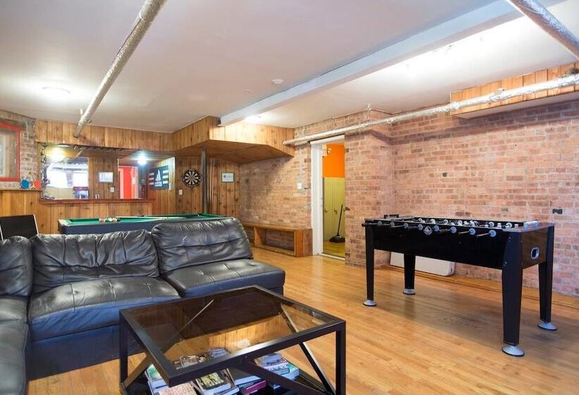 Wrigley Hostel   Chicago