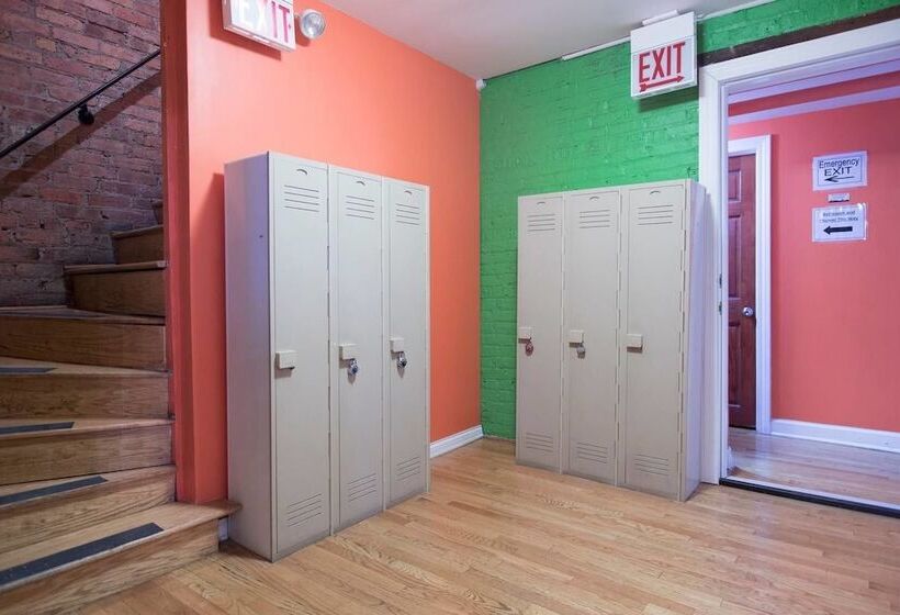 Wrigley Hostel   Chicago