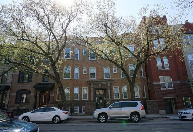 Wrigley Hostel   Chicago