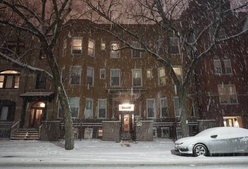 Wrigley Hostel   Chicago