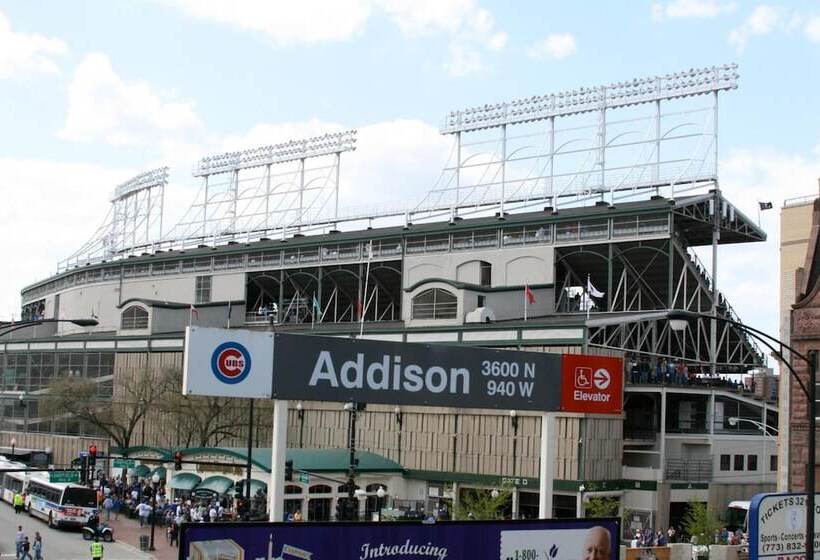 Wrigley Hostel   Chicago