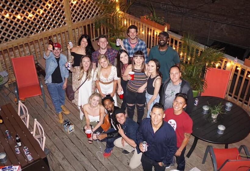 Wrigley Hostel   Chicago