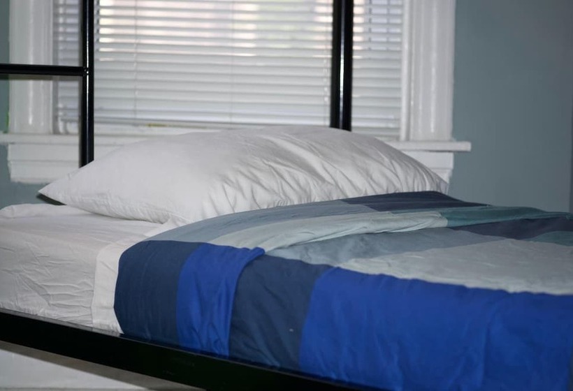 Wrigley Hostel   Chicago