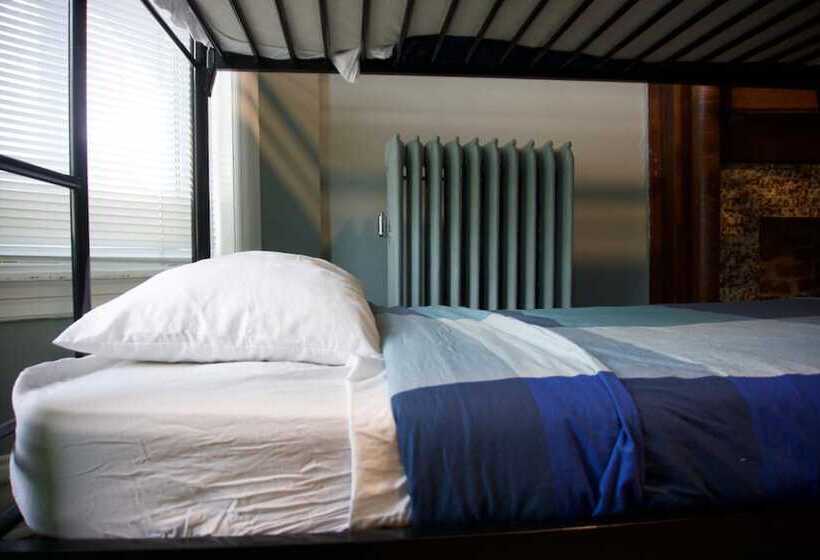 Wrigley Hostel   Chicago