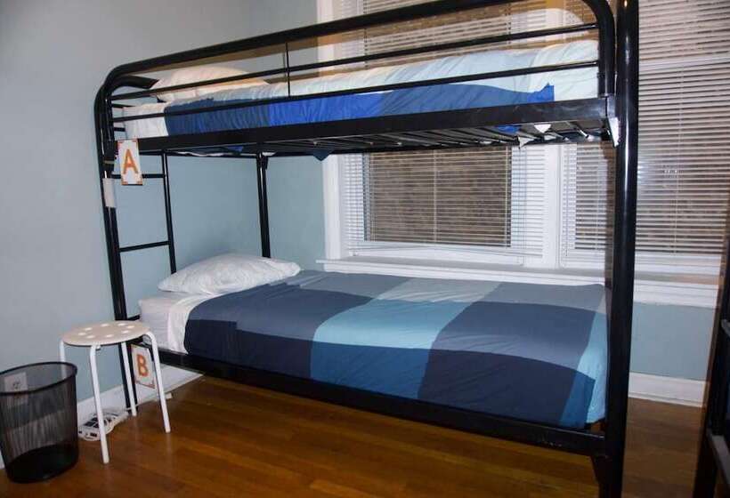 Wrigley Hostel   Chicago